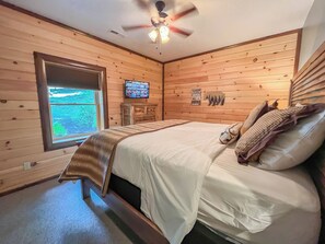 6 bedrooms, WiFi, bed sheets - Huge, Beautiful + Quiet Home with Amazing Amenities (Oakland)