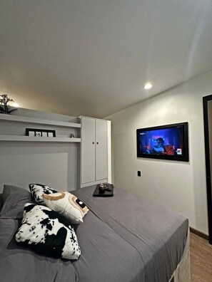 2 bedrooms, desk, free WiFi, bed sheets