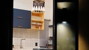 Nhà gỗ cơ bản | Bếp riêng | Dụng cụ pha cà phê/trà, tủ lạnh, dụng cụ nấu nướng/bát dĩa/dao nĩa