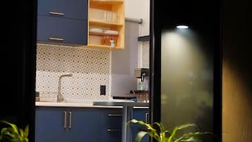 Chalet básico | Cocina privada | Refrigerador, cafetera y tetera y utensilios de cocina