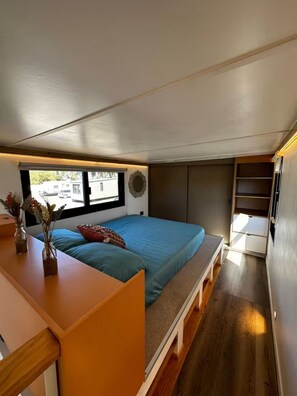 Escritorio, wifi gratis y ropa de cama 