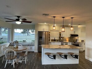 Micro-ondes, four, plaque de cuisson, lave-vaisselle