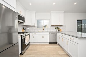 Kjøleskap, mikrobølgeovn, ovn og kokeplater