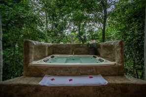 Outdoor spa tub - Villa Lapa Villa Romántica con Hidromasaje a 5 min del Centro de la Fortuna (la fortuna)