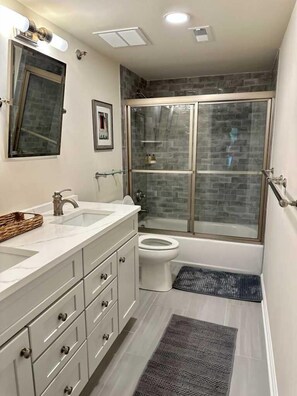 Combined shower/bathtub