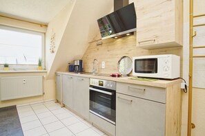 Frigorifero, microonde, forno, piano cottura