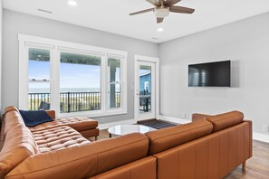 Una televisión, una mesa de tenis de mesa