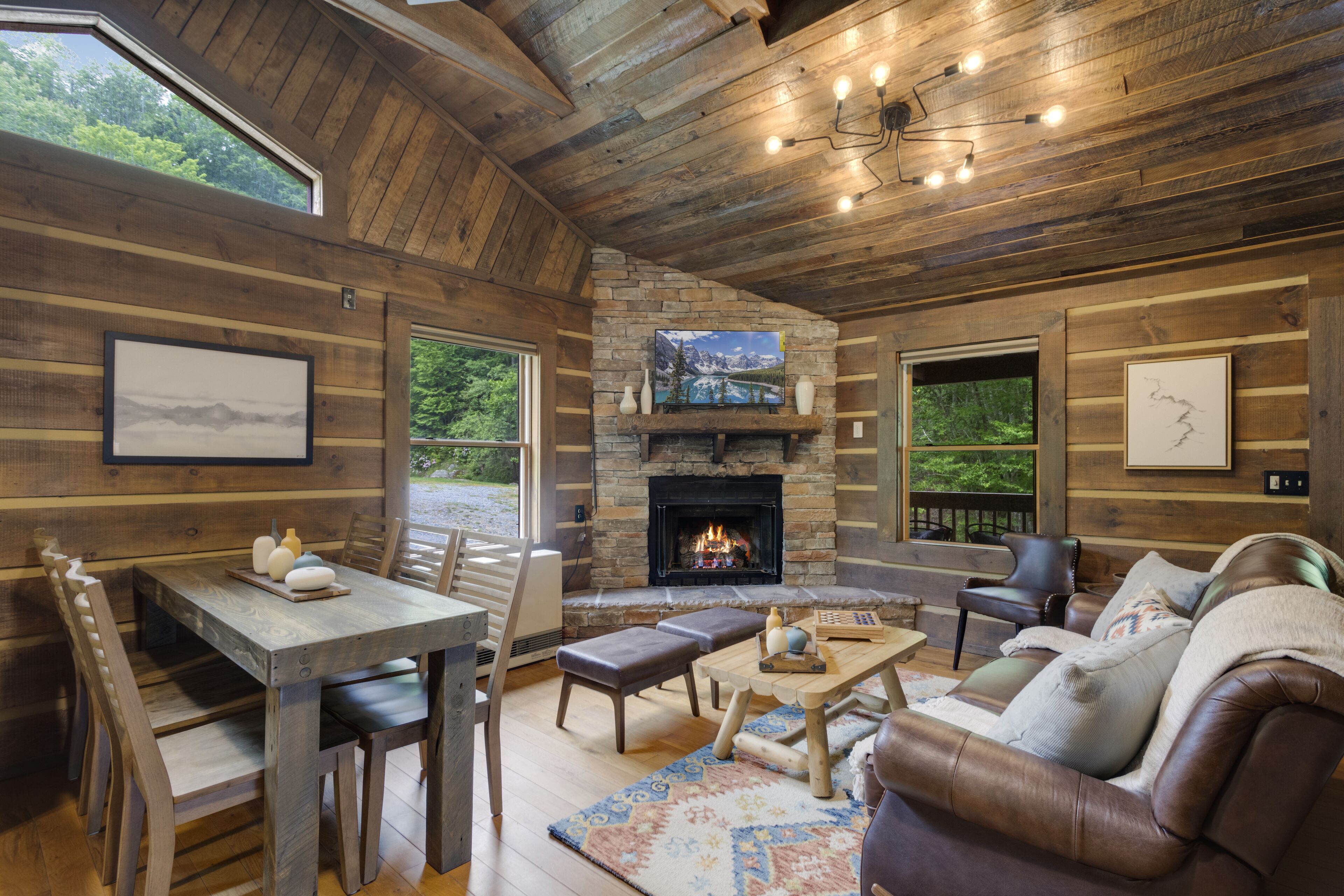 Una televisión, una chimenea