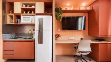 Réfrigérateur, micro-ondes, plaque de cuisson, cafetière/bouilloire