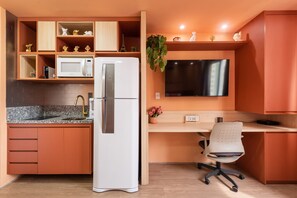 Réfrigérateur, micro-ondes, plaque de cuisson, cafetière/bouilloire