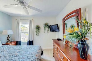 5 bedrooms, iron/ironing board, free WiFi, bed sheets