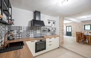 Fridge, oven, stovetop, dishwasher