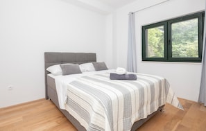 3 bedrooms, free WiFi, bed sheets - Cozy home in Zmijavci with kitchen (Zmijavci)