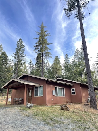 Exterior. Full house near Yosemite National Park, with spacious rooms and Mountain views.