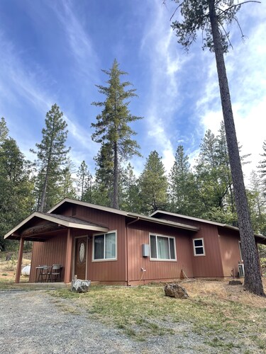 Full house near Yosemite National Park, with spacious rooms and Mountain views. 