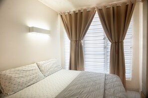 4 bedrooms, iron/ironing board, WiFi, bed sheets