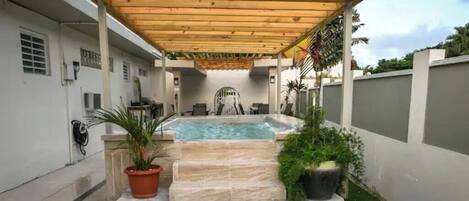 Tina de hidromasaje al aire libre