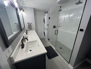 Shower, eco-friendly toiletries, hair dryer, towels - EXPERIENCE COLORADO’s AT ITS BEST @ CIRCLE J RANCH - 200 ACRES OF PRIVATE BEAUTY (Lake George)