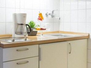 Réfrigérateur, micro-ondes, plaque de cuisson, cafetière/bouilloire