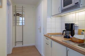 Kühlschrank, Mikrowelle, Herdplatte, Wasserkocher mit Kaffee-/Teezubehör