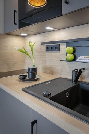 Kühlschrank, Mikrowelle, Herdplatte, Wasserkocher mit Kaffee-/Teezubehör