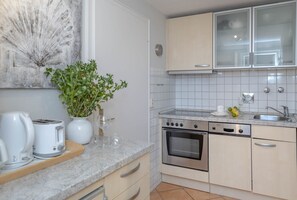 Réfrigérateur, plaque de cuisson, lave-vaisselle, cafetière/bouilloire