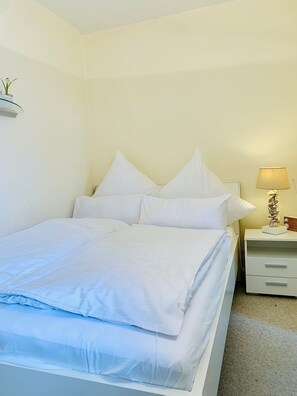 2 bedrooms, iron/ironing board, WiFi