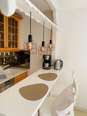 Kjøleskap, ovn, kokeplater og oppvaskmaskin