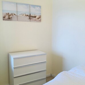 2 bedrooms, iron/ironing board, WiFi