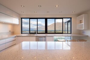 Fridge, microwave, oven, stovetop - QT Paradise: Panoramic Views & Elegant Comfort (Queenstown)