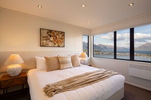 4 bedrooms, travel cot, free WiFi, bed sheets - QT Paradise: Panoramic Views & Elegant Comfort (Queenstown)