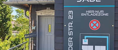 A sign for Smart Resorts HAUS JADE at HAARFELDER STR. 23, indicating a parking area with a no parking zone.