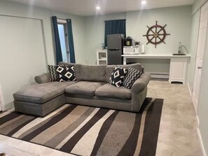 Living area - Kodiak Mountain View Guesthouse (Kodiak)