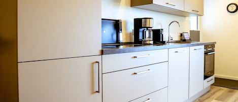 Frigorífico, horno, placa de cocina y lavavajillas