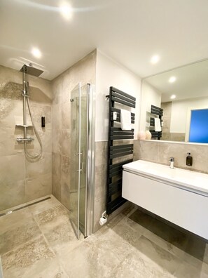 Douche, sèche-cheveux, serviettes fournies, savon