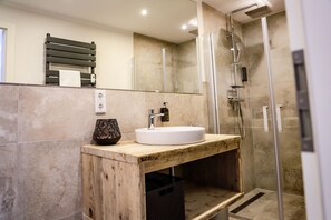 Dusche, Haartrockner, Handtücher, Seife
