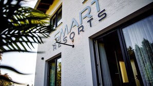 Een gebouw met het bord "SMART RESORTS", wat een hotel of resort aangeeft.