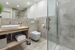 Dusche, kostenlose Toilettenartikel, Haartrockner, Handtücher