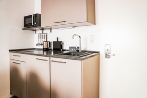 Réfrigérateur, micro-ondes, plaque de cuisson, lave-vaisselle