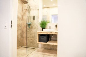 Chuveiro, secador de cabelo, toalhas de banho, sabonete