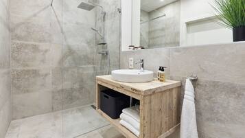 Dusche, Haartrockner, Handtücher, Seife