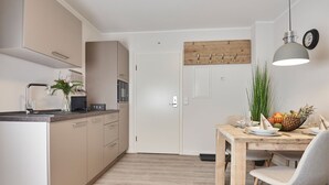 Kaffetrakter/tekoker, kjøleskap, mikrobølgeovn og kokeplater