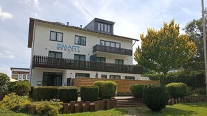 Ein modernes, zweistöckiges Gebäude mit einem Schild, auf dem 
