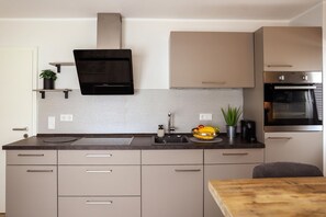 Frigorífico, horno, placa de cocina y lavavajillas