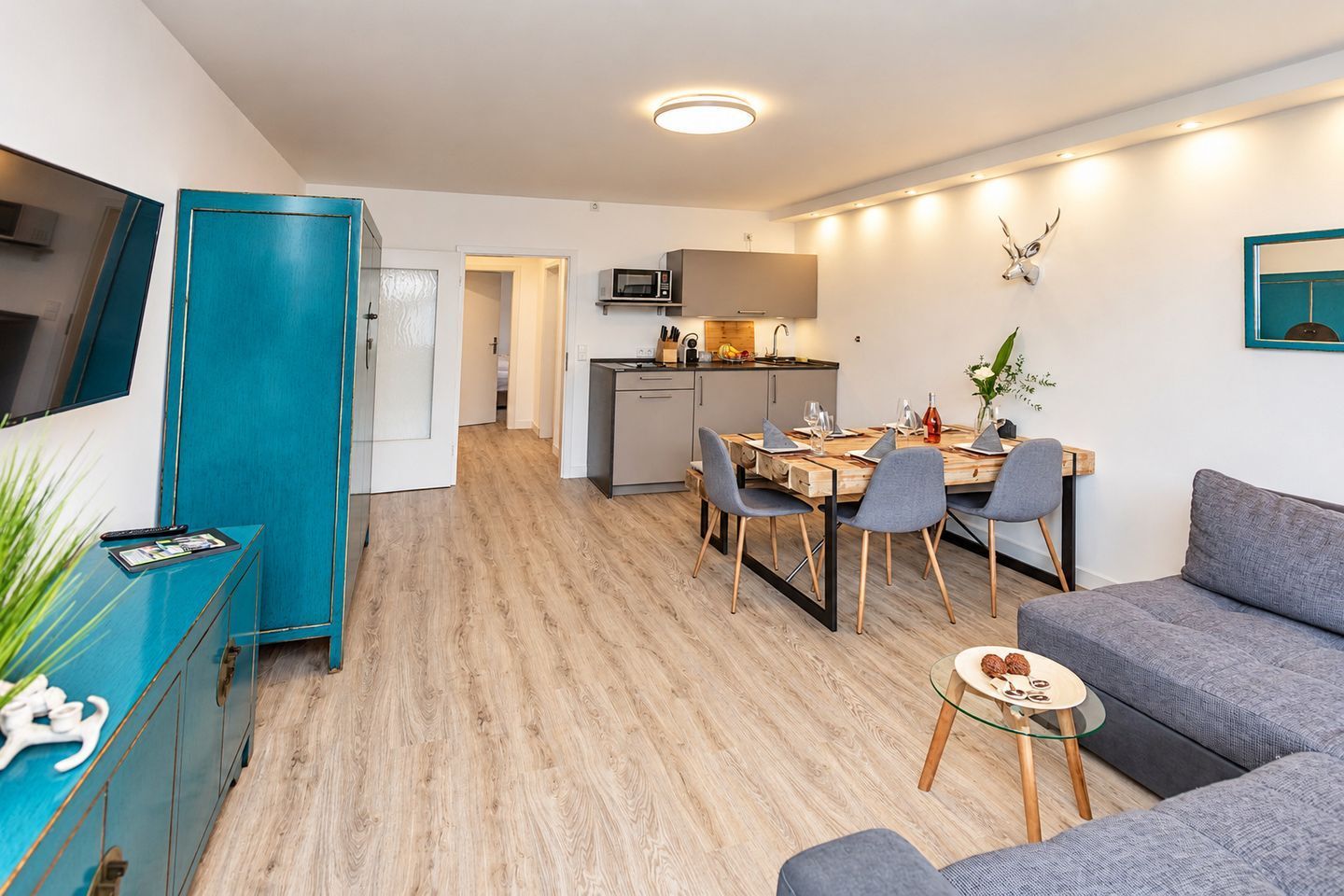 Un appartement moderne comprenant un coin repas, une kitchenette et un espace de vie.