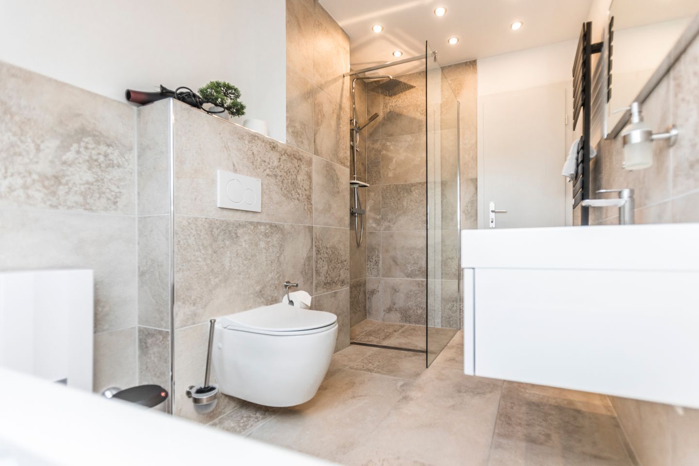 Dusche, Haartrockner, Handtücher, Seife