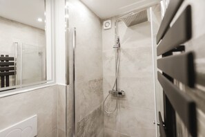Dusche, Haartrockner, Handtücher, Seife