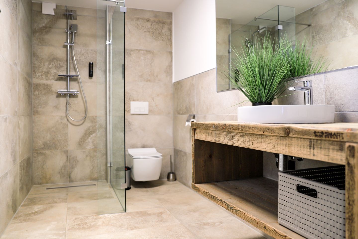 Regadera, secadora de cabello, toallas, jabón 