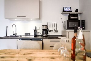 Kühlschrank, Mikrowelle, Herdplatte, Geschirrspüler