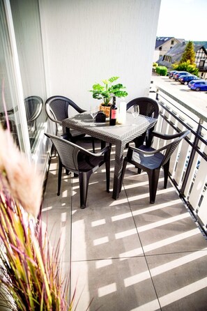 Outdoor dining - Smart Resorts - House Brilliant - Studio apartment 609 with balcony, max. 4 persons (Winterberg)
